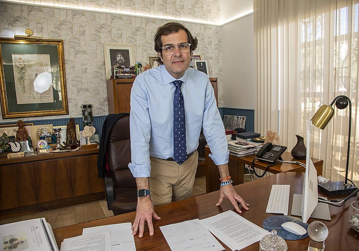 Pedro Pablo Hernández, en el despacho presidencial de la Autoridad Portuaria de Cartagena.