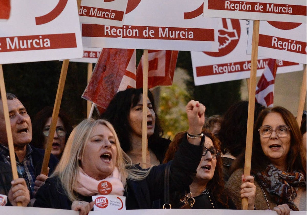 Protesta de UGT ante el palacio de San Esteban en diciembre de 2022.