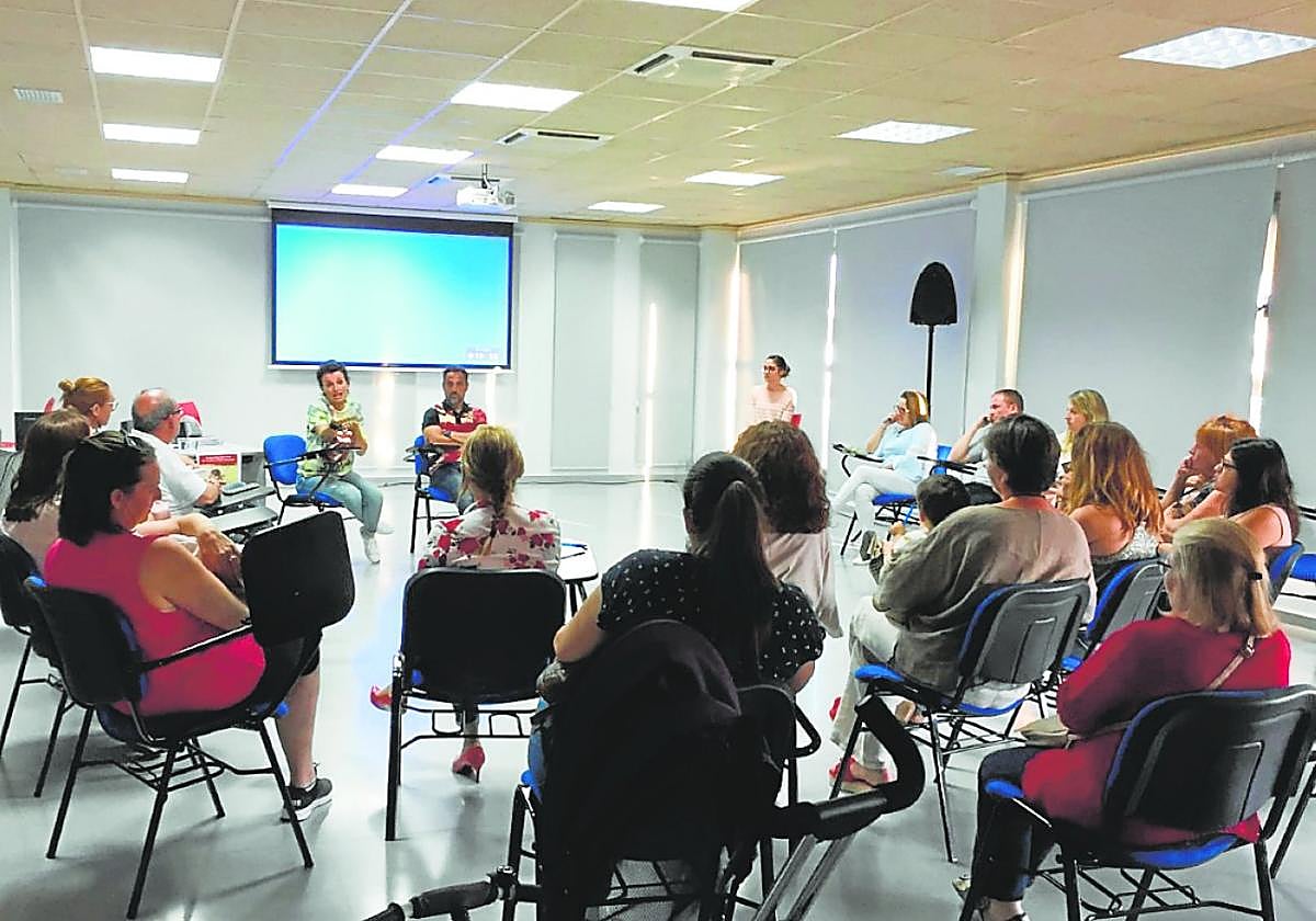 Charla informativa de Cruz Roja sobre el acogimiento familiar, en San Javier. La foto es de archivo.