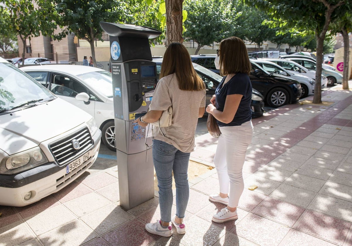 Dos mujeres sacan el tique de aparcamiento en la calle Nuestra Señora de los Buenos Libros.