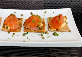 Tosta de salmón con humus