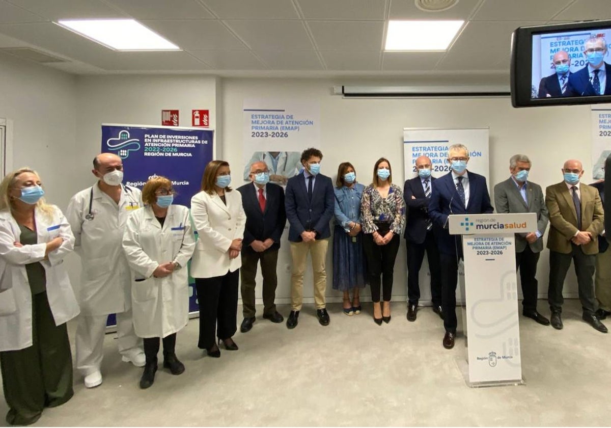 El consejero de Salud, Juan José Pedreño, este lunes en el nuevo centro de salud de Fortuna, acompañado por su equipo