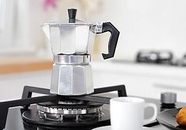 Cómo debes preparar correctamente café en la cafetera italiana.