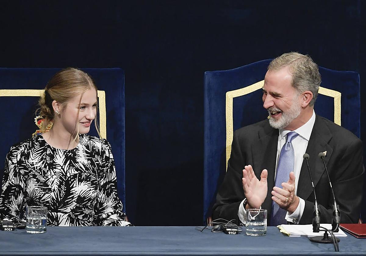 La Princesa Leonor y el Rey Felipe VI, durante el acto de entrega de los 42 Premios Princesa de Asturias.