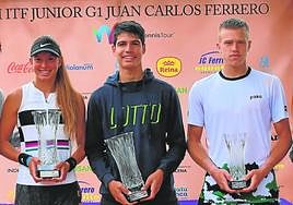 Carlos Alcaraz posa con los campeones de una edición anterior, en una imagen cedida por la Academia Equelite JC Ferrero.