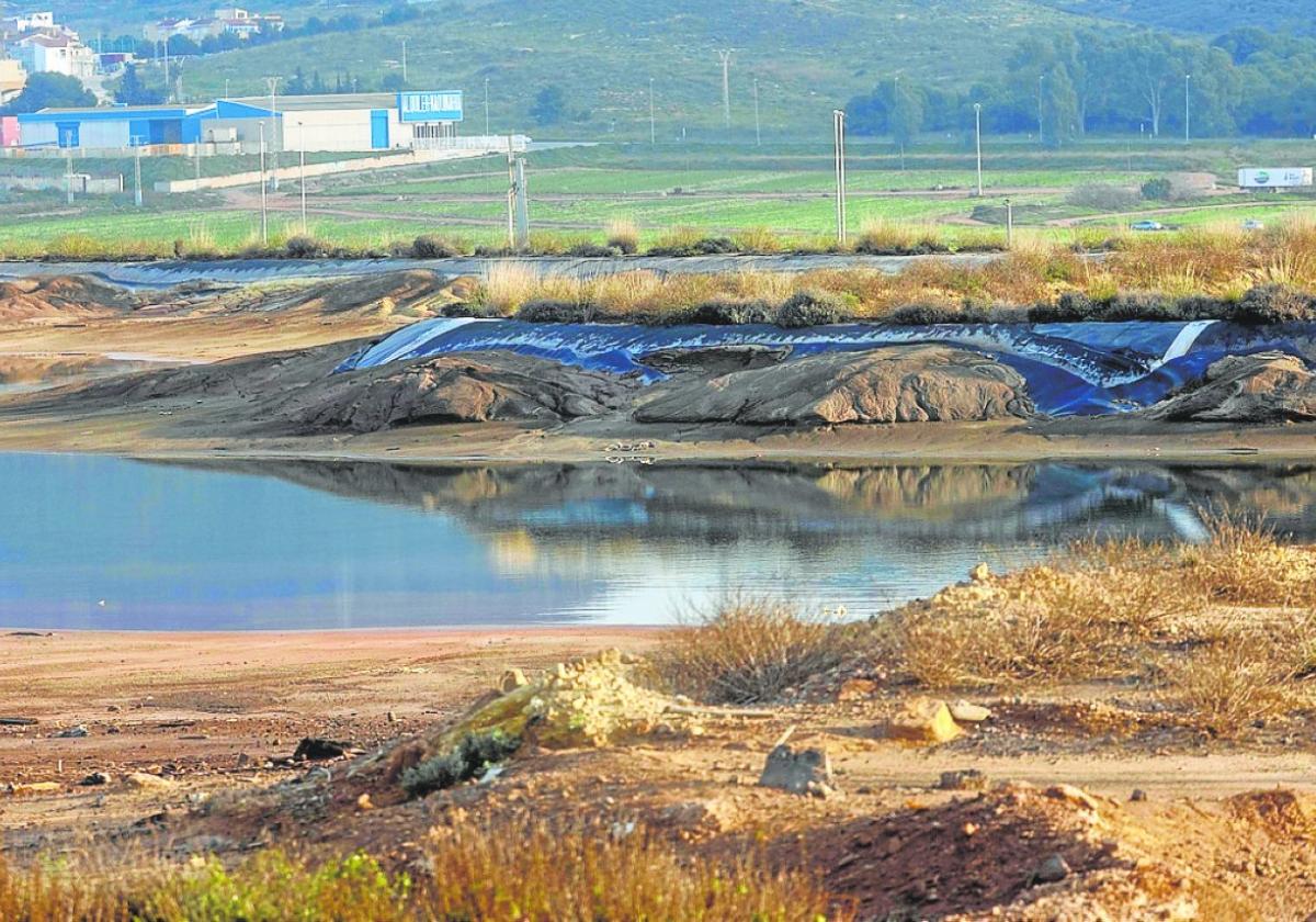 Una de las balsas de Zinsa, en terrenos cercanos al Polígono Cabezo Beaza.