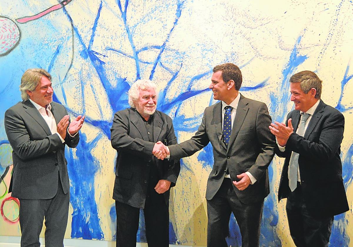 El consejero de Fomento, José Ramón Díez de Revenga, entrega al artista Cristóbal Gabarrón el acta de cesión del uso de la Casa Pintada de Mula.