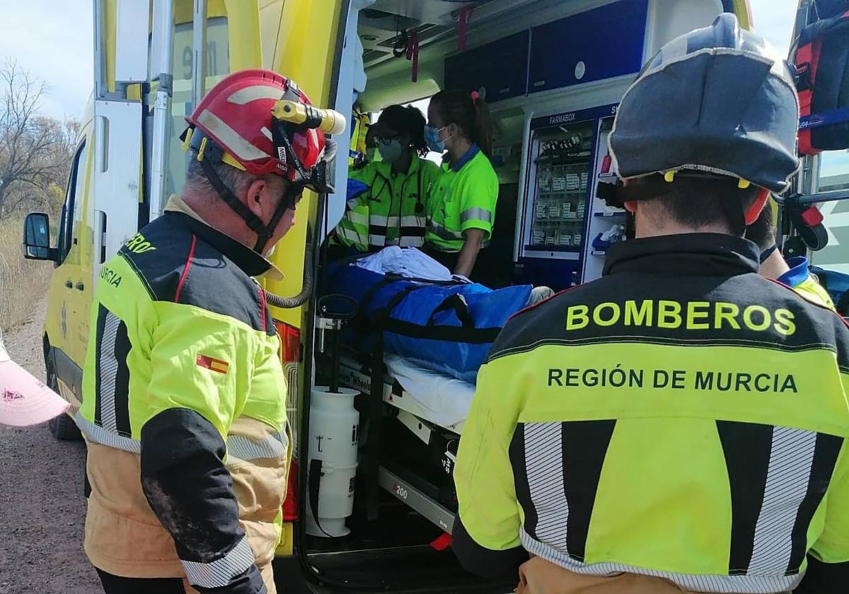 Momento del traslado del herido.