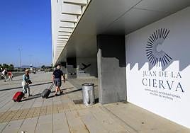 Pasajeros en el aeropuerto de la Región de Murcia, en una imagen de archivo.