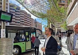 El alcalde observa los nuevos paneles digitales en la parada de autobús del Óvalo de Santa Paula.