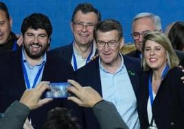 López Miras, Feijóo y Arroyo, en una foto de archivo con otros dirigentes del PP regional.