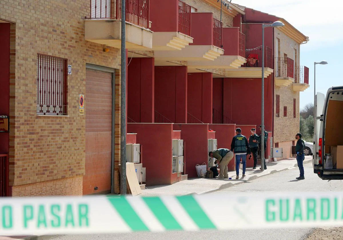 Dos agentes custodian el cordón que se estableció en la barriada durante los registros.