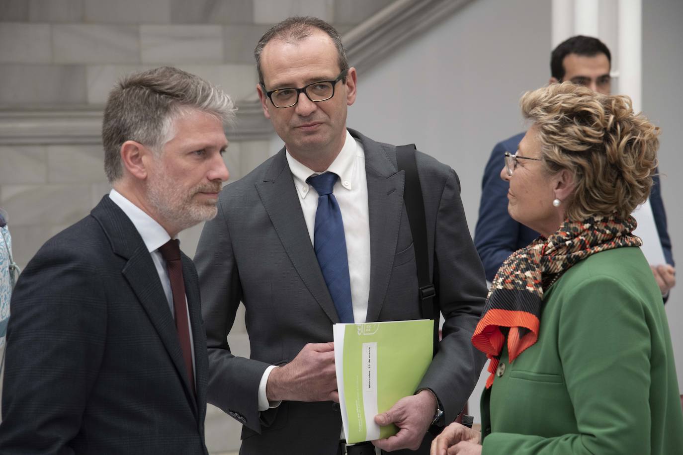 Pleno en la Asamblea Regional, en imágenes