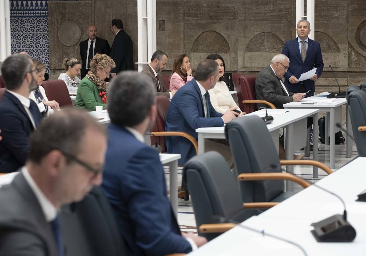 Pleno en la Asamblea Regional, en imágenes