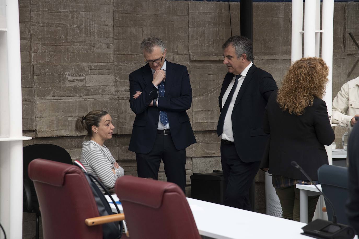 Pleno en la Asamblea Regional, en imágenes