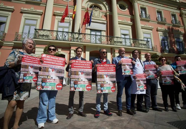 Miembros de 'Cierran mi barrio' convocan la manifestación del 25 de marzo.