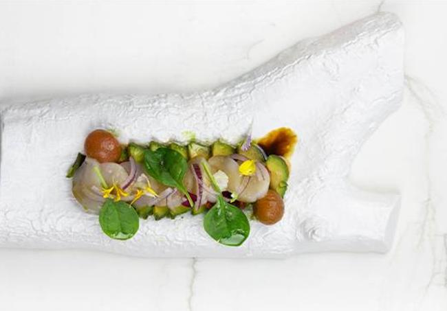 Omakase by Pablo González: shasimi de vieira sobre ensalada limeña.