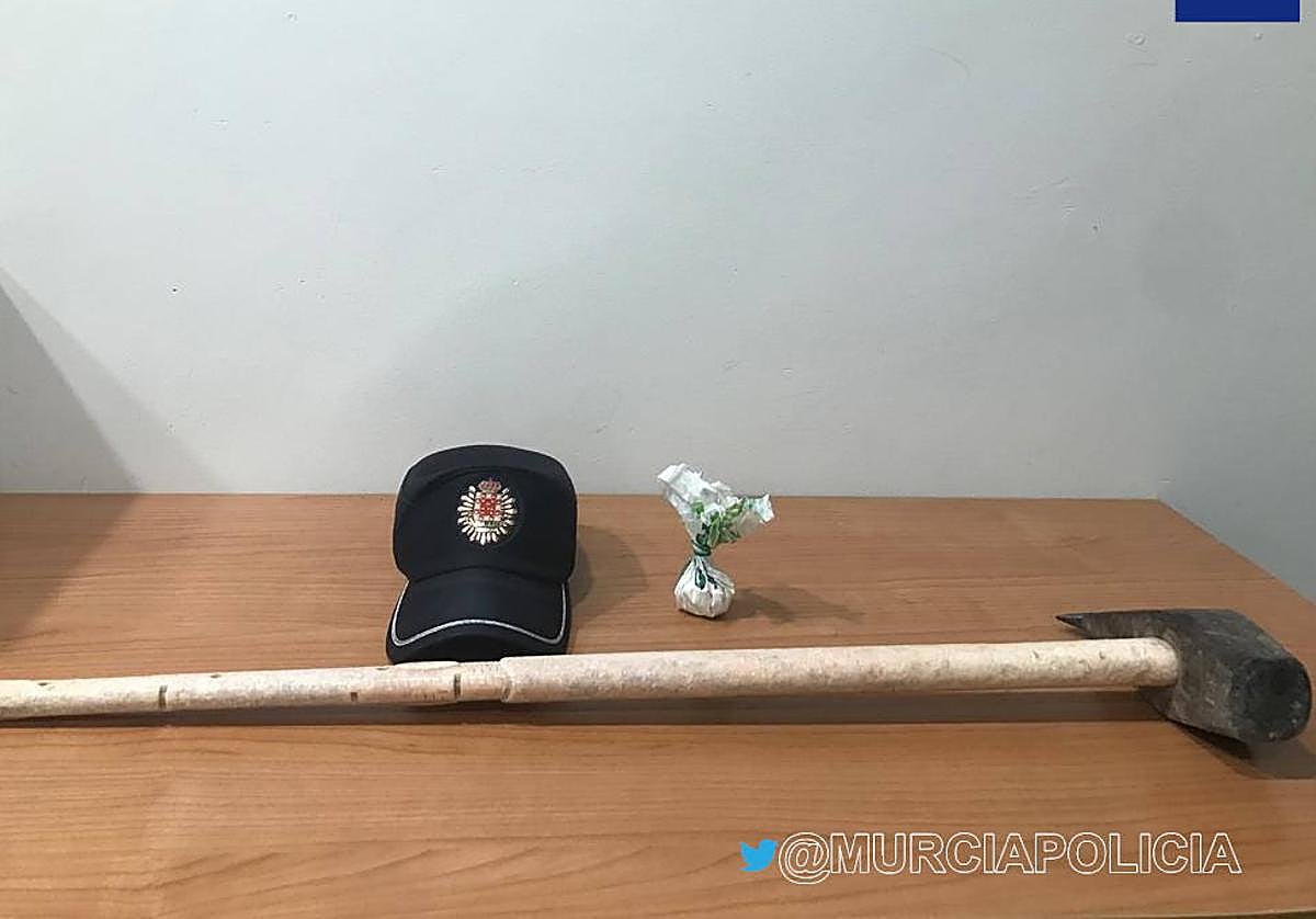 El mazo y la cocaína requisados por la Policía Local al detenido.