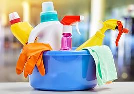 Estos son los productos de limpieza más tóxicos y peligrosos, según la OCU.