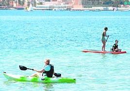 Vecinos disfrutan de deportes náuticos en un día de playa en el Mar Menor, en una imagen reciente.