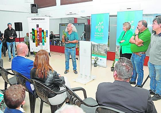 El director de Anse, Pedro García, muestra un mirto, entre las especies autóctonas que plantarán.