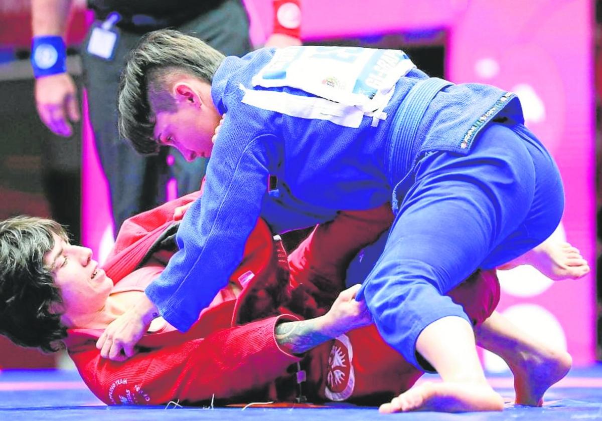 Carlota Prendes batalla contra la israelí Pnina Aronov en las semifinales del europeo de grappling Gi celebrado el pasado fin de semana en Bucarest (Rumanía).