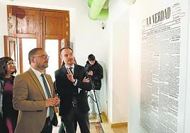 De izq. a dcha., Ascensión Tenza, Diego José Mateos y Víctor Rodríguez durante la inauguración de la exposición en el Centro Cultural Espín.