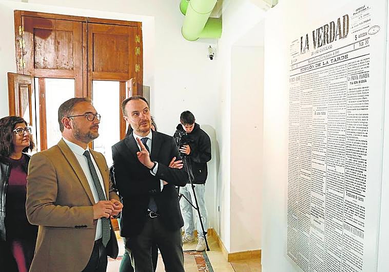 De izq. a dcha., Ascensión Tenza, Diego José Mateos y Víctor Rodríguez durante la inauguración de la exposición en el Centro Cultural Espín.