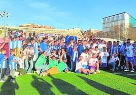 Los jugadores del Águilas celebran ayer en el campo, con sus familias, el ascenso a Segunda Federación.