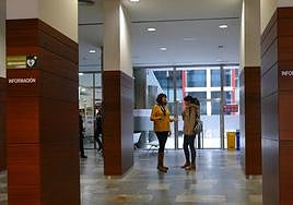 La edil Alejandra Guitiérrez, en la entrada del edificio administrativo de San Miguel