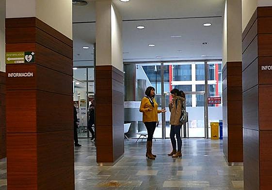 La edil Alejandra Guitiérrez, en la entrada del edificio administrativo de San Miguel