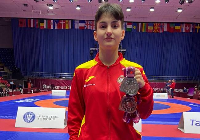 La cartagenera Carlota Prendes muestra las dos medallas conseguidas en los europeos de grappling.