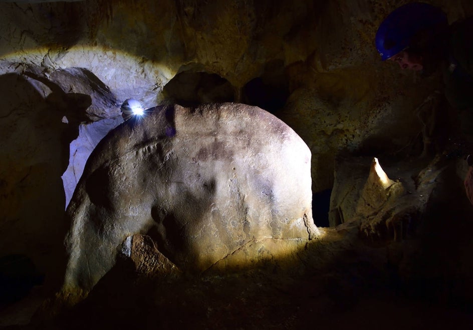 Una de las estegamitas, orejas o discos en fase de formación recientemente descubiertas en uno de los itinerarios espelológicos ampliados.