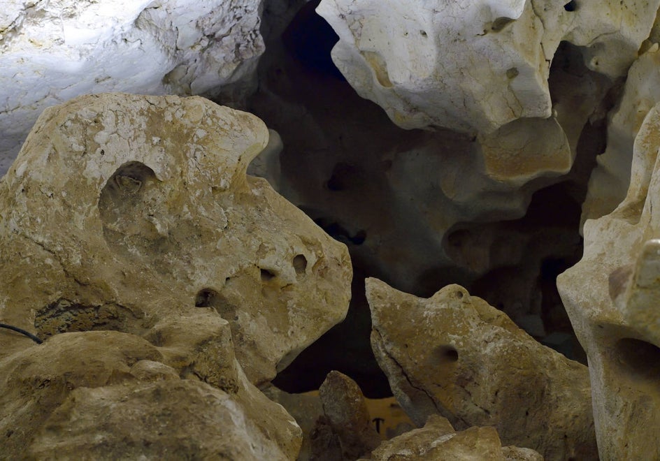 Perfil del gorila (izquierda) y del delfín (abajo derecha), en la zona más cercana a la entrada superior a la Cueva del Puerto.