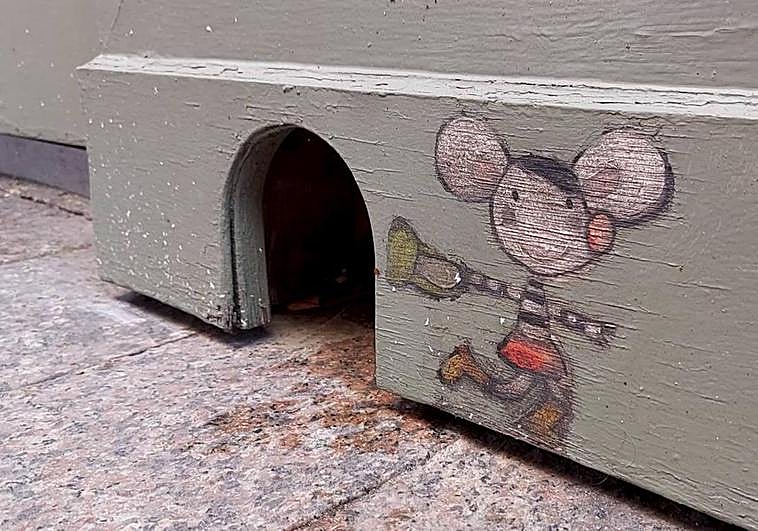 Entrada a la casa del Ratoncito Pérez en la fachada del restaurante La Pequeña Taberna, en la calle General Margallo.