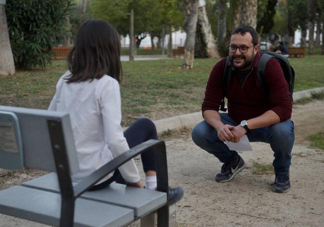 Ricardo García charla en un jardín de Murcia con su hija.