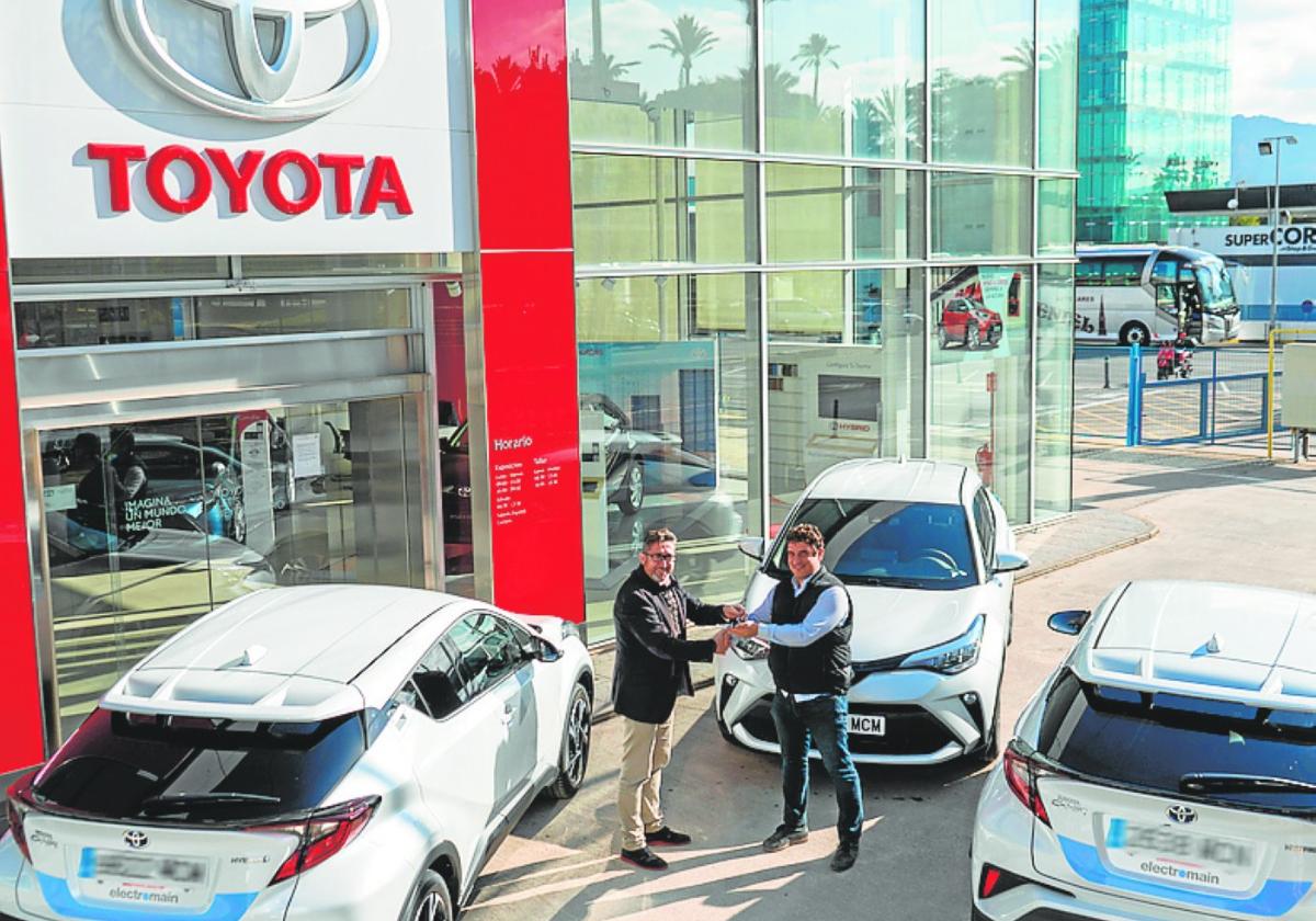 Juan Carlos Ibáñez, responsable regional del Departamento Flotas Toyota,y Juan Manuel Martínez Perez, responsable de Electromain.