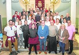 Representantes del sector hostelero y autoridades con el premio otorgado por LA VERDAD.