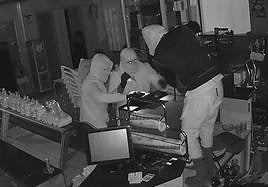 Imagen de un asalto a un local de San Pedro, el pasado noviembre, captada por una cámara de seguridad.