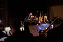 El pregonero, Roberto Rabasco, guía a la orquesta durante la lectura de su discurso.