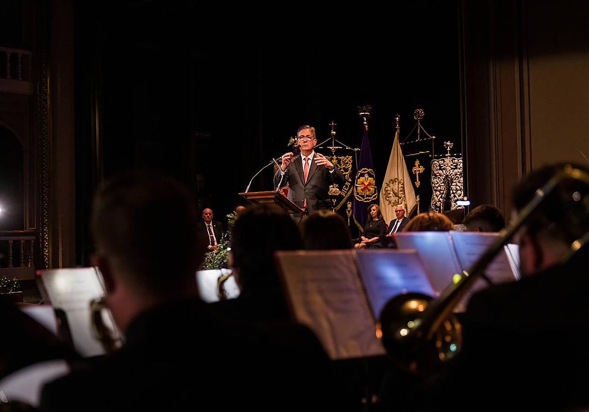 El pregonero, Roberto Rabasco, guía a la orquesta durante la lectura de su discurso.