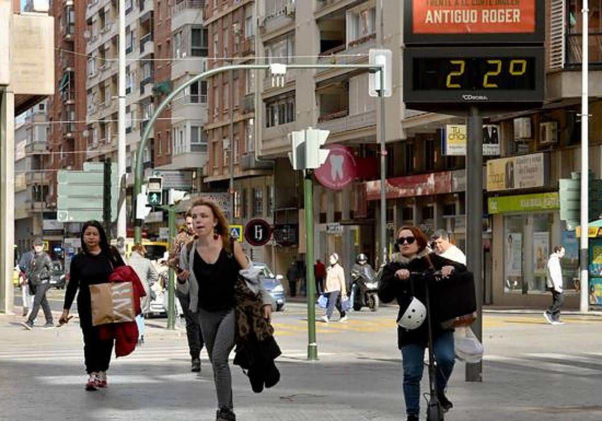 Un termómetro de Murcia marca 22 grados en pleno enero.