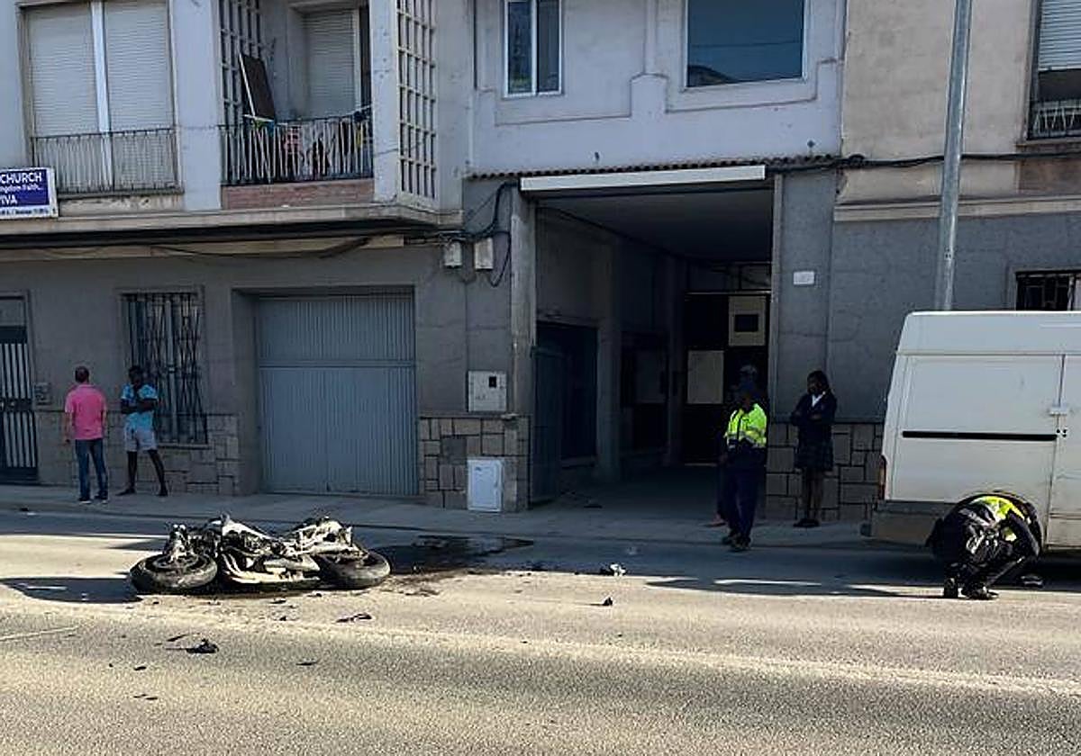 Un agente restablece la circulación en la zona tras verse afectada por el accidente.