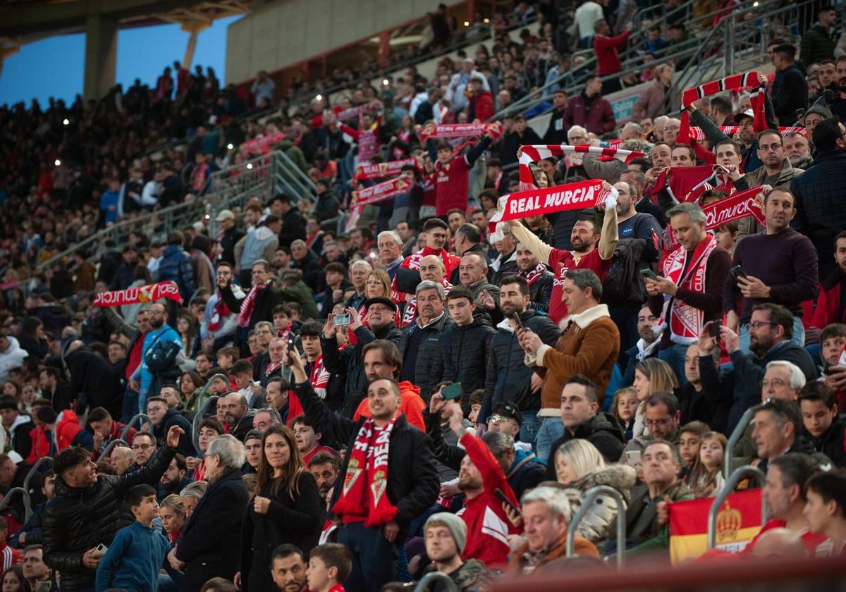 Aficionados del Real Murcia en el estadio Enrique Roca.