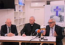 Presentación de la campaña de Jesús Abandonado, con el presidente de las cofradías de Murcia, el obispo Lorca Planes, y el presidente de la Fundación.
