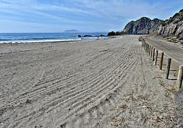 Playa en Puntas de Calnegre (Lorca), zona que queda excluida de la reserva marina. Al fondo, Cabo Cope (Águilas).