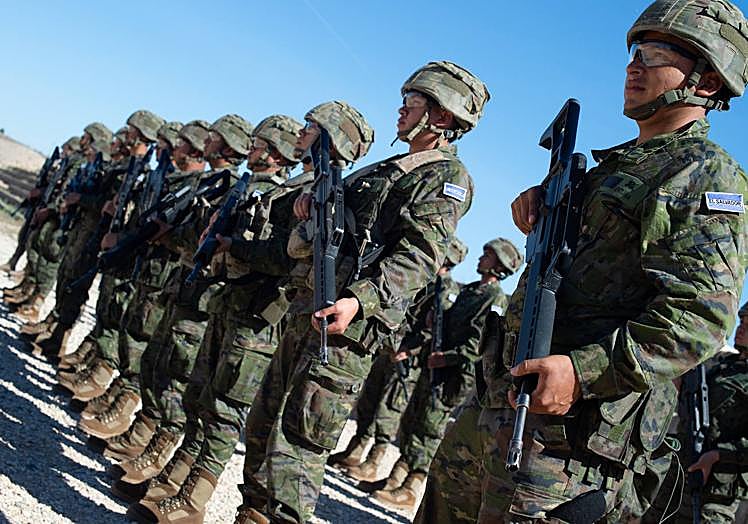 Miembros del ejército de El Salvador, en formación.