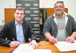 Juan Antonio López, responsable del área de Medio Ambiente y Sostenibilidad de la Fundación Estrella de Levante, y Pedro Manuel Pérez, presidente de Asociación Thader Lutra, en la firma del convenio de colaboración.