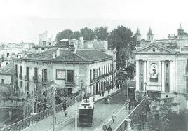 Hacia el Carmen. Un tranvía cruza el puente en esta fotografía de comienzos del siglo pasado. También se ven las aceras y la estructura de hierro que amplió la calzada y permitió su construcción.