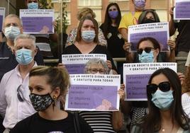 Concentración por el derecho al aborto frente a la Consejería de Salud, en 2021.